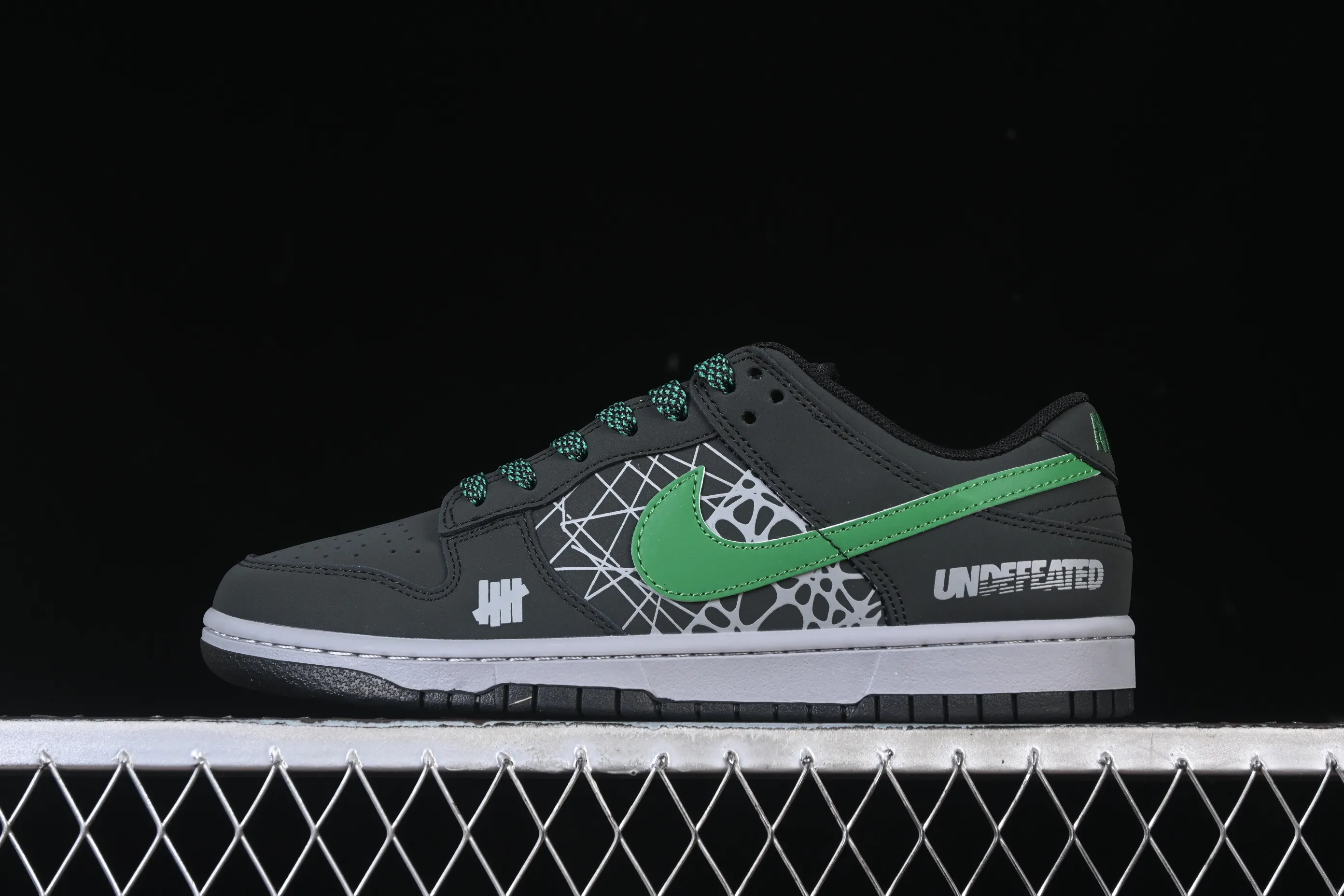 All categories Nk SB Dunk Series Nk SB Dunk Low High-end customized low-top sneakers Nike SB Dunk Low UN joint creative black and green hook High-end customized low-top casual sneakers QW5836-019
